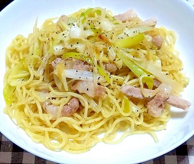 チャーシューと長ねぎの塩焼きそば