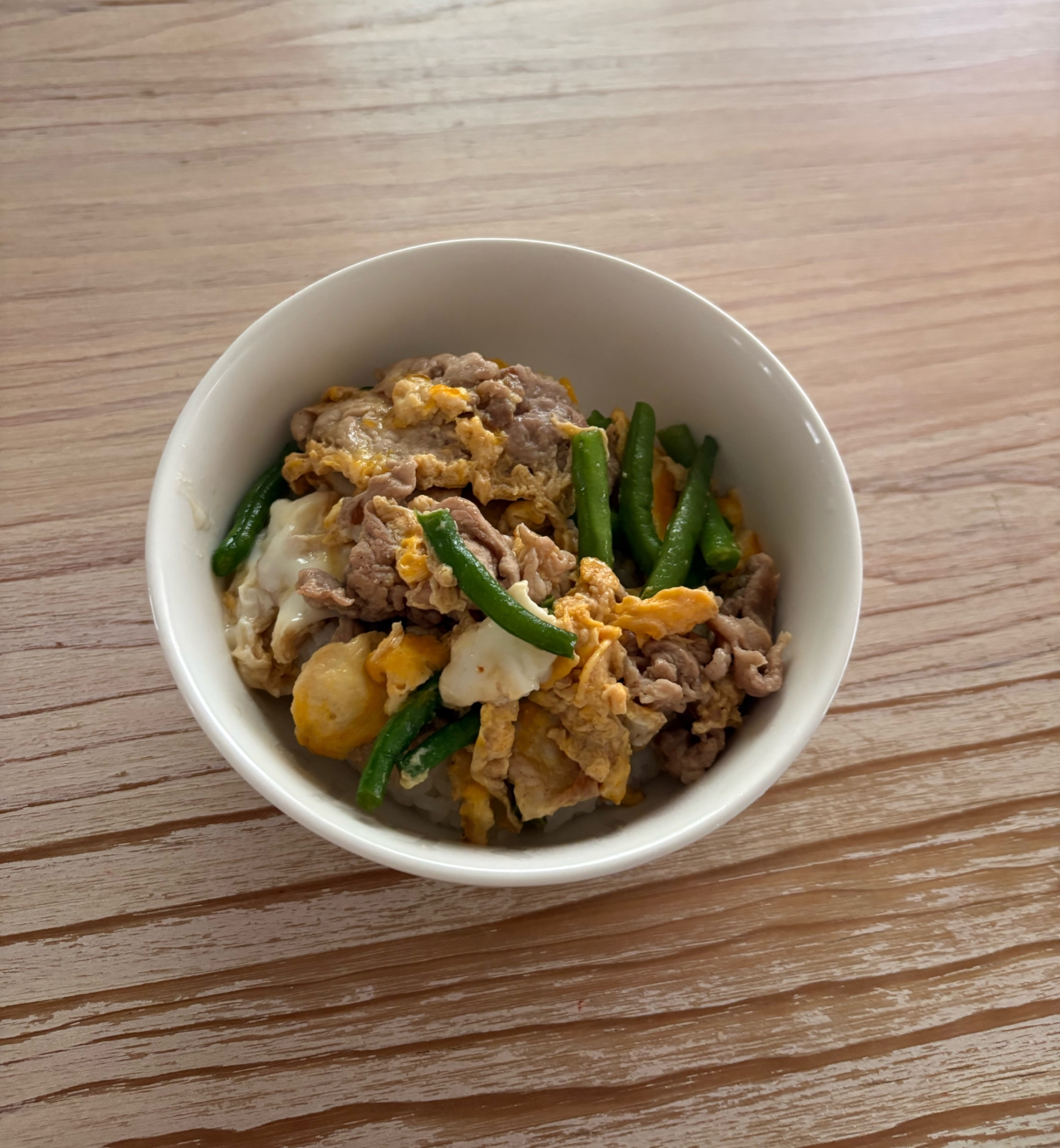 いんげんと豚こまの卵とじ丼