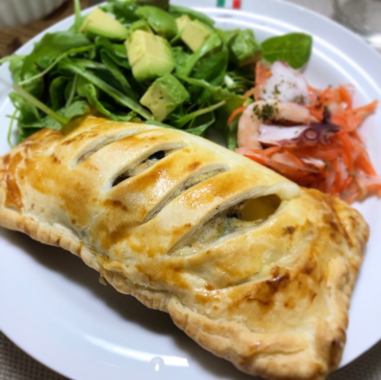 余ったシチューで、鮭とシチューのパイ包み⭐️