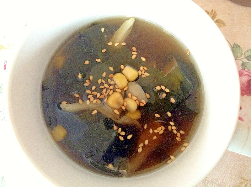 胡麻香る♪舞茸とコーンとワカメのスープ