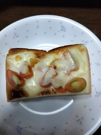 朝食にトマトチーズトースト