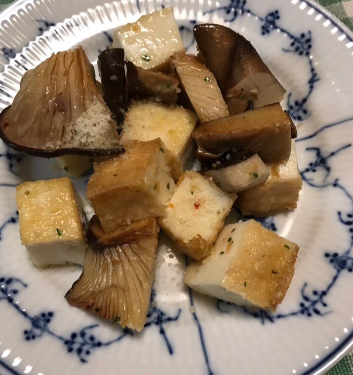 アワビ茸と厚揚げの粉チーズ炒め