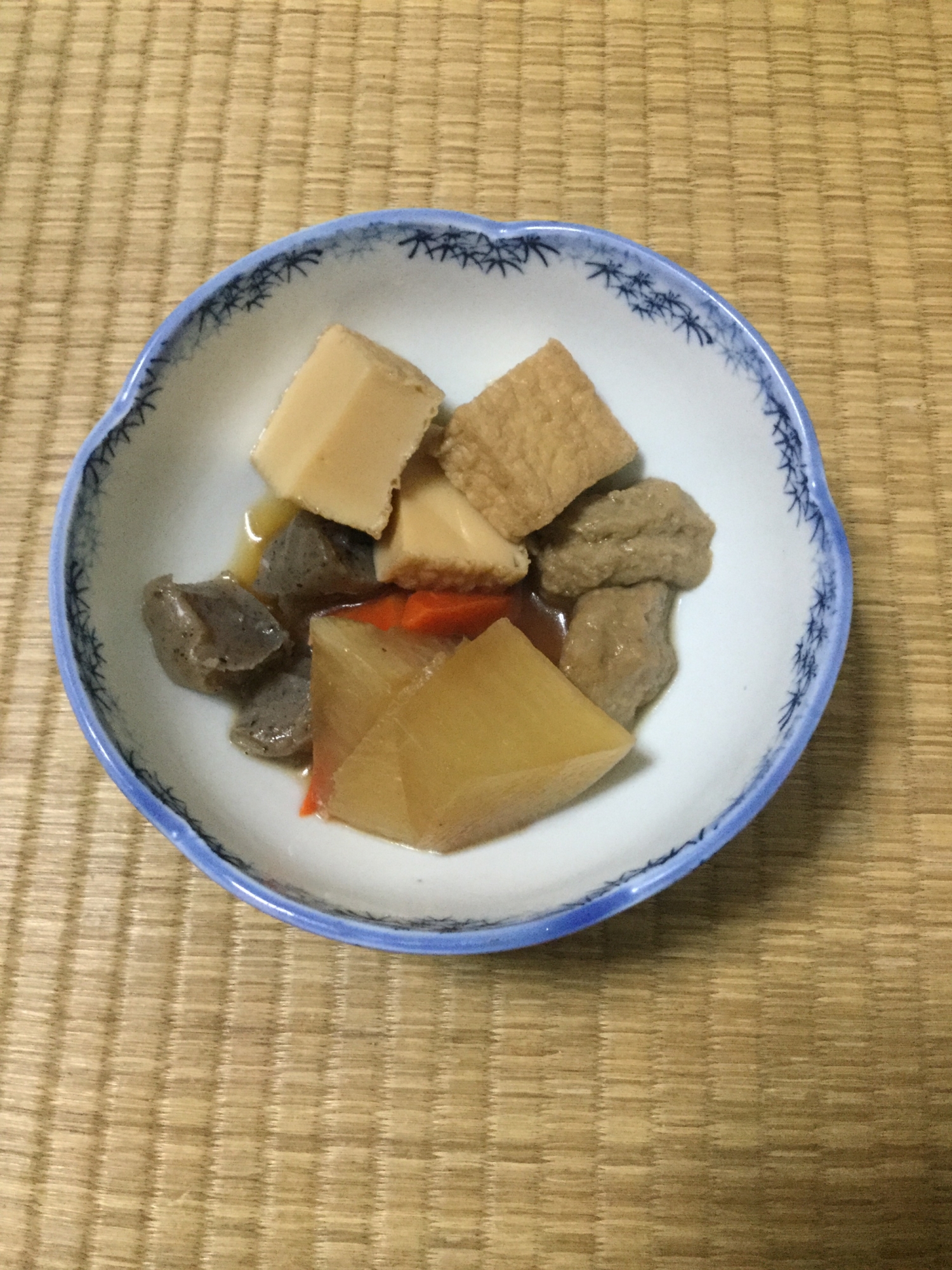 イワシのつみれと絹揚げと根菜の煮物。