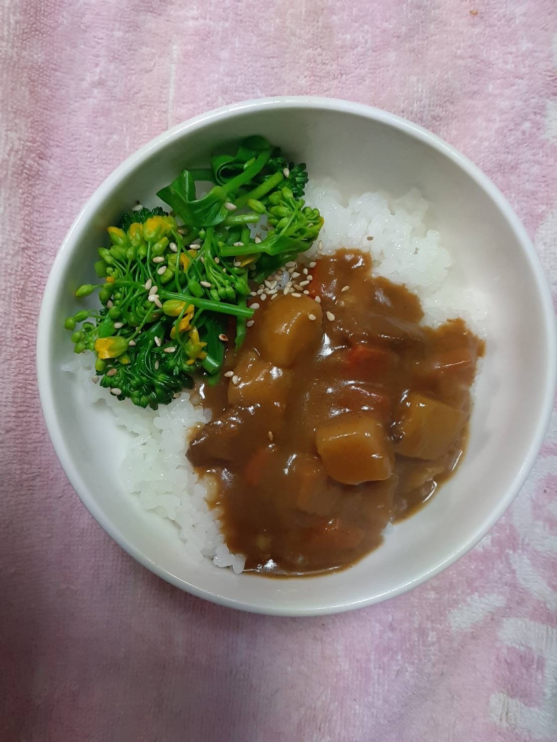 菜の花とレトルトカレー丼