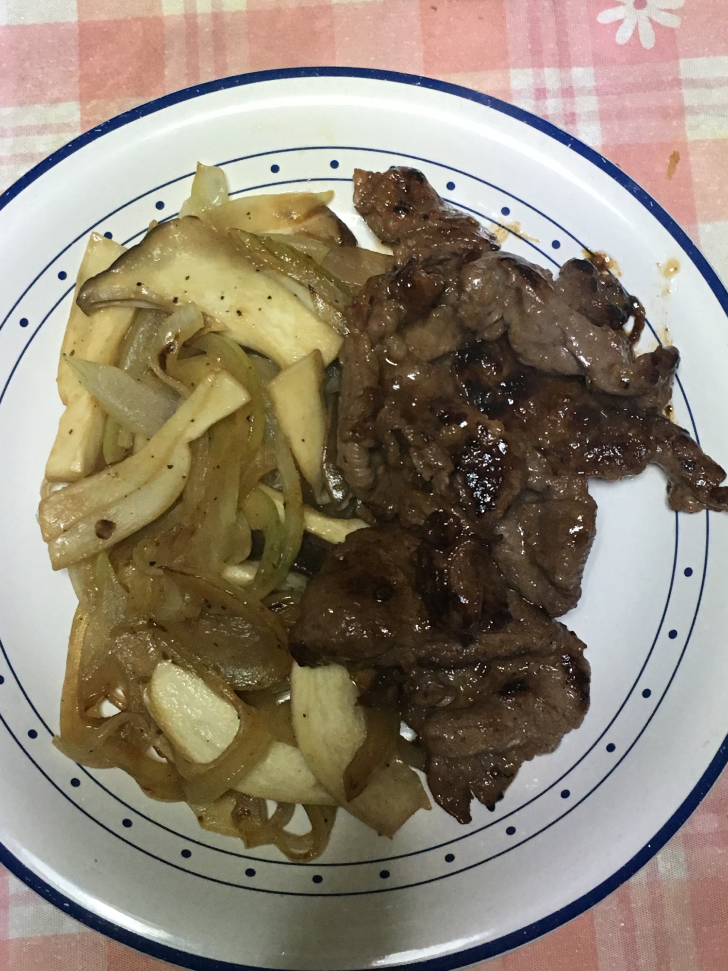 エリンギ、玉ねぎ、牛肉の炒め物