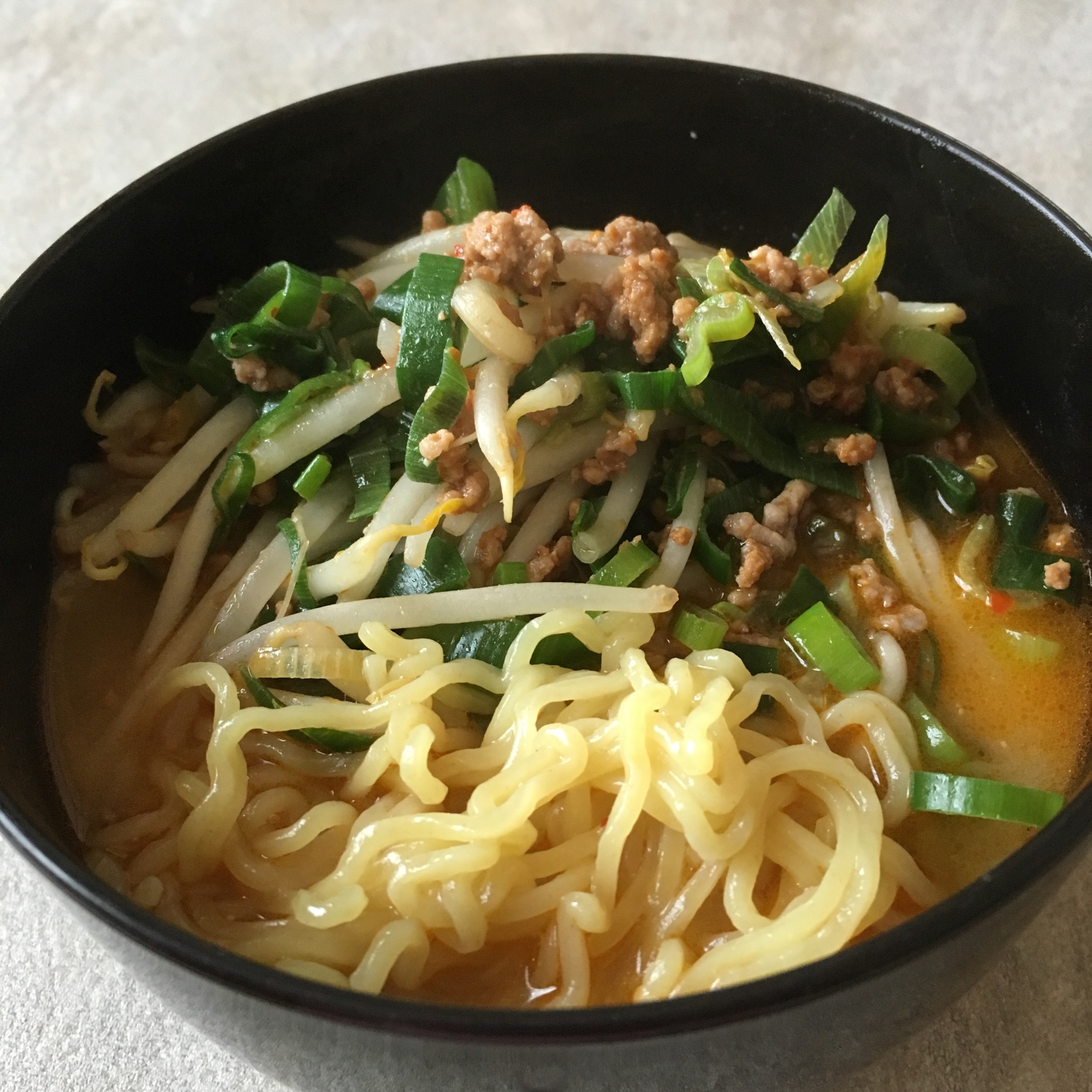 もやしと長ネギのピリ辛ひき肉味噌ラーメン♪