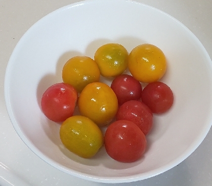 つやこさん、こんにちは✨実家のミニトマトで作りました♥️夕飯にいただきますね☺️茎ブロッコリー、時期外れで葉っぱ穴だらけです(*_*)これからがまき時なんですね