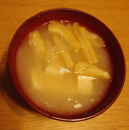 豆腐と油揚げとタマネギの味噌汁