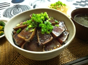 鰹たたきの漬け丼