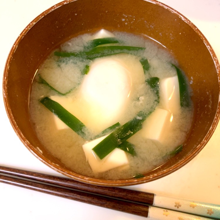 絶品！ニラと丸ごと卵の栄養たっぷり味噌汁♪