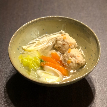 とっても元気ですが食べたくて(o´艸`)
美味しくて体もポカポカ♪ 冷え込む予報が出てる明日にすれば良かったな(¯ᒡ¯; ちなみに趣味で作った器です♡