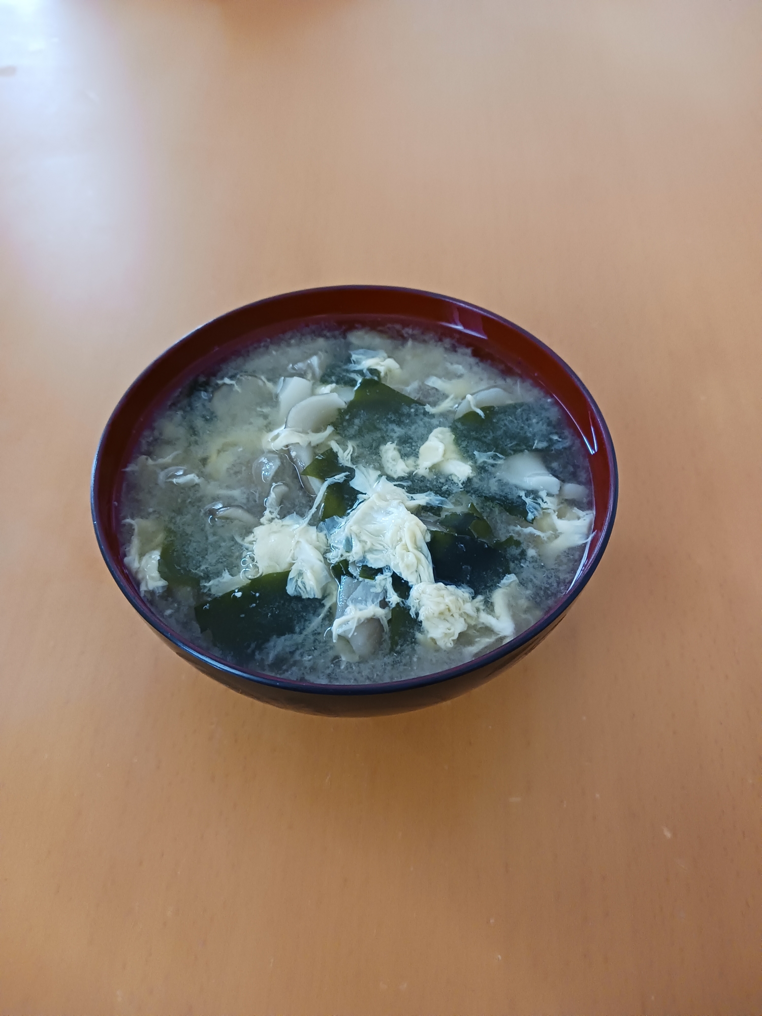 わかめと舞茸のみそスープ