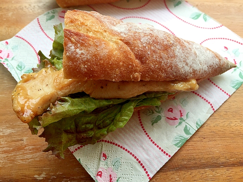 フランスパンで照り焼きチキンサンド♪