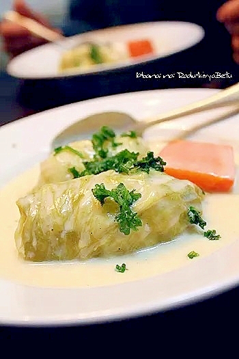 白い皿に盛り付けられたロールキャベツクリームシチュー