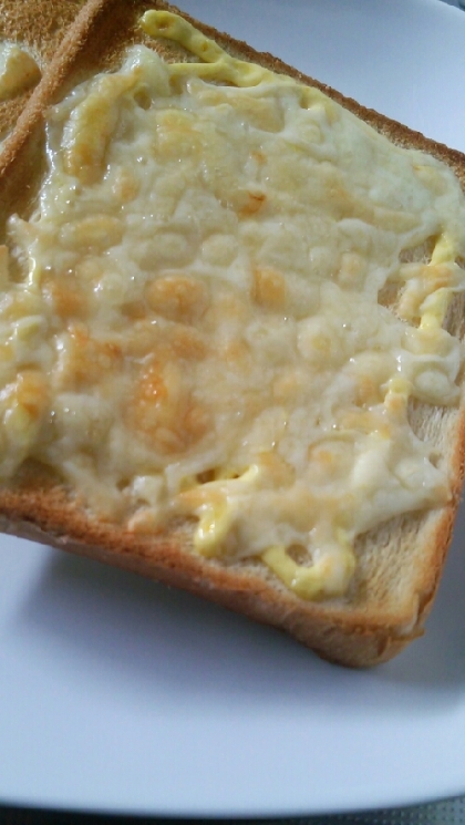 朝ごはんに作りました～。マヨネーズとチーズがこってりでおいしかったです♪
ついつい食べすぎて、トーストが間に合わないくらいでした(≧▽≦)
