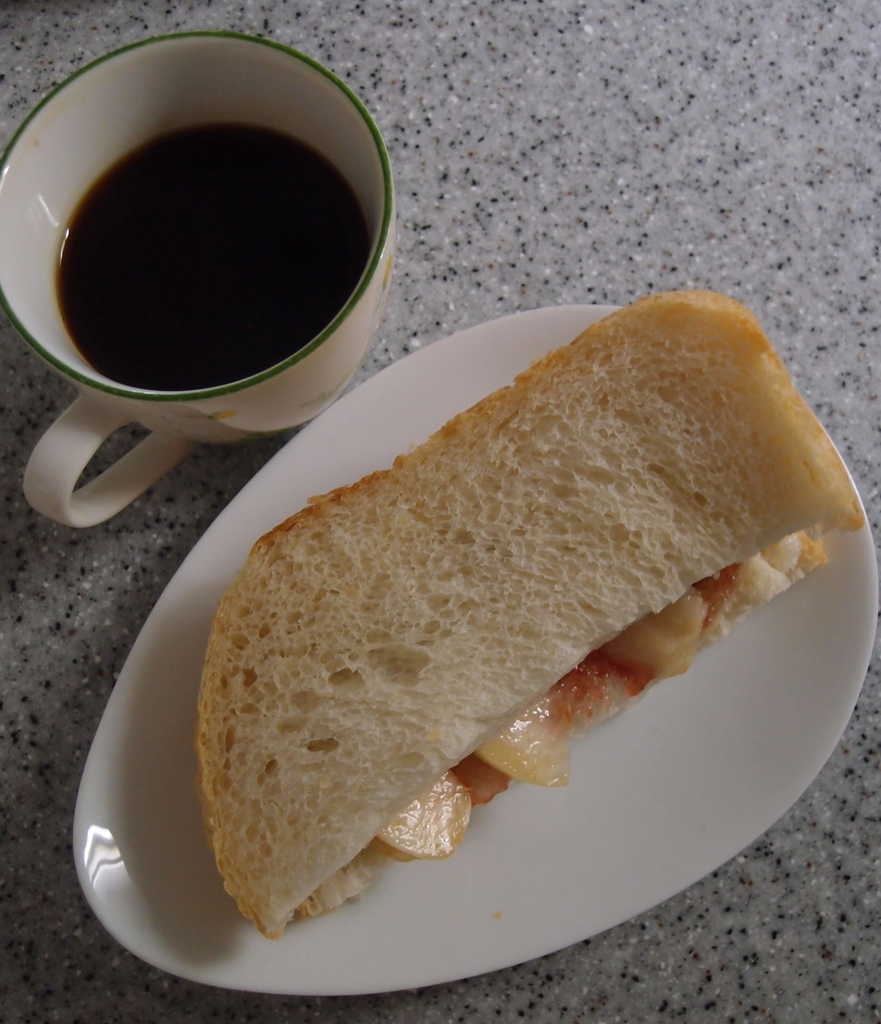 苺ジャムと桃のサンドイッチとコーヒーの朝食