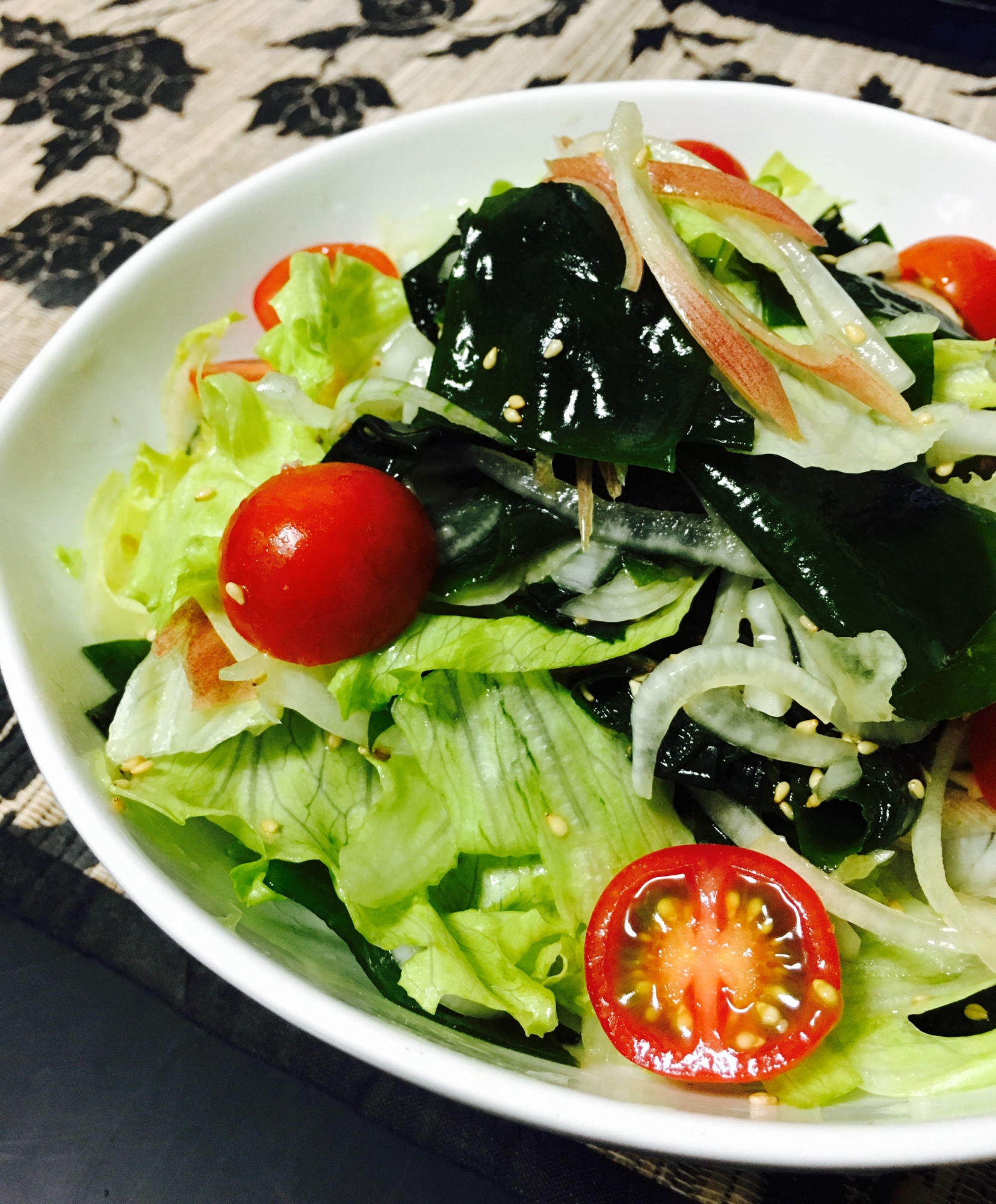 たっぷり食べたい！新玉ねぎとワカメのサラダ☆レタス