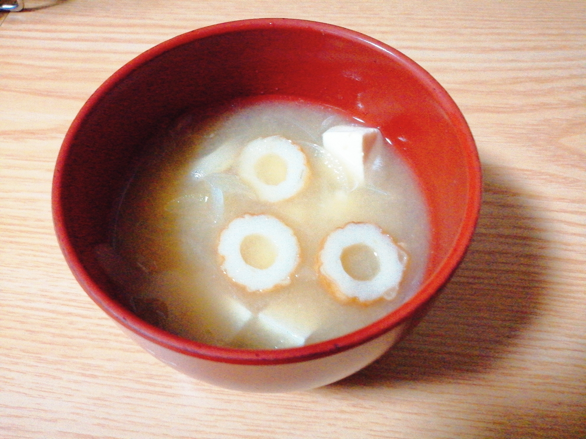 豆腐と玉ねぎとちくわの味噌汁