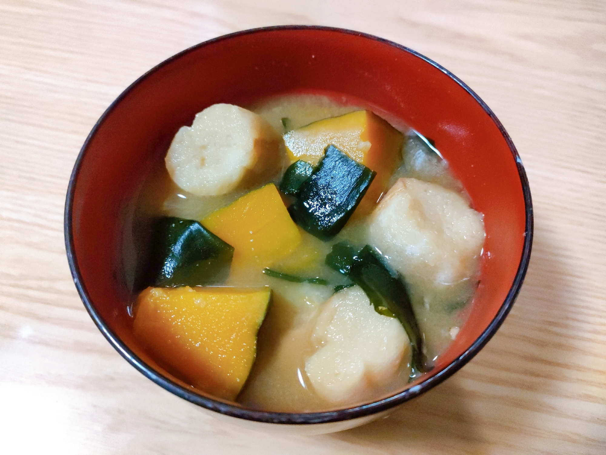 かぼちゃとわかめと麩の味噌汁