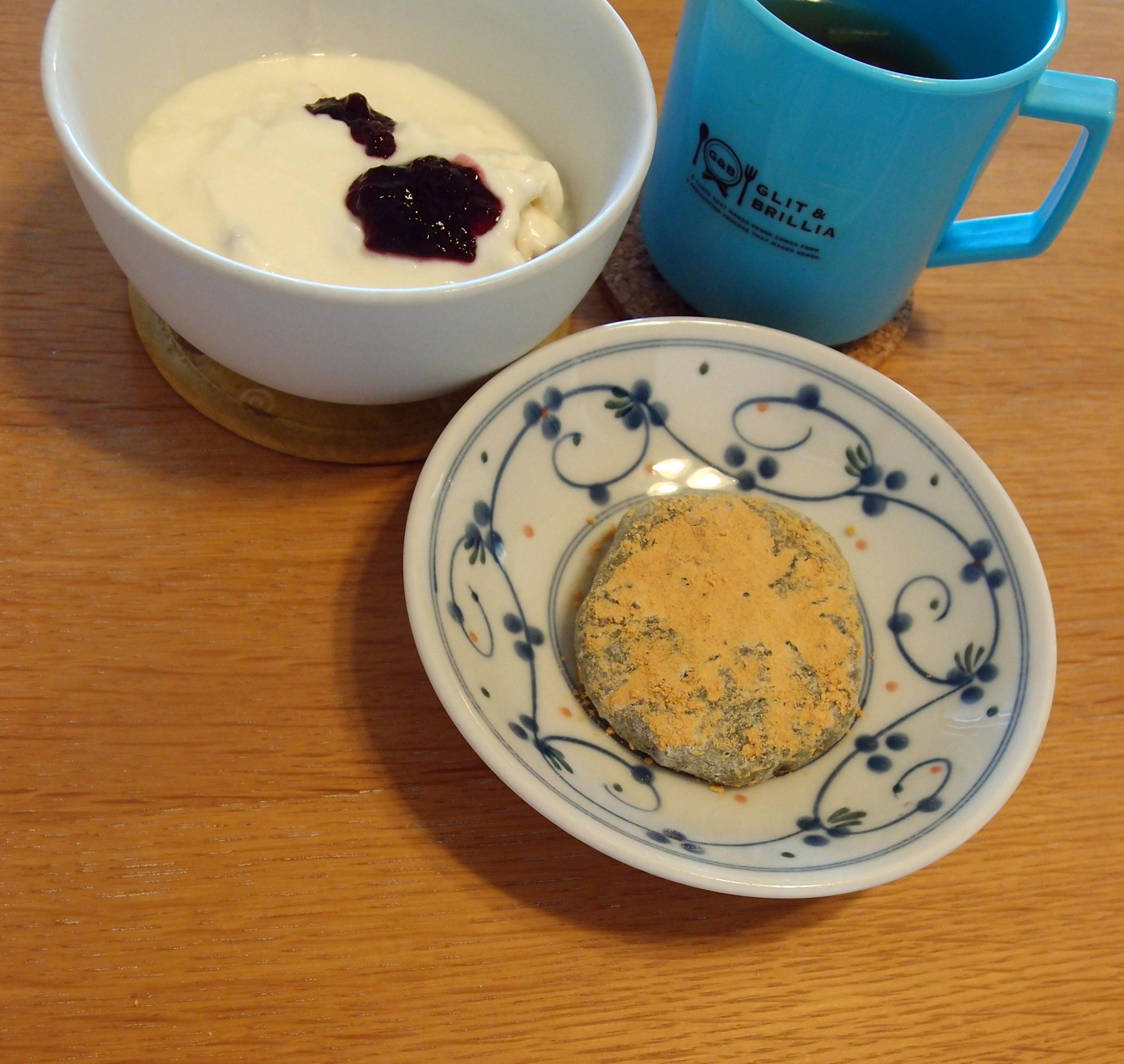 シナモン黄な粉餅とヨーグルトとカフェオレの朝食