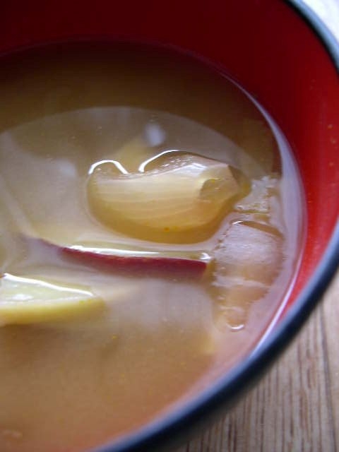 お味噌汁（さつま芋、玉ねぎ）
