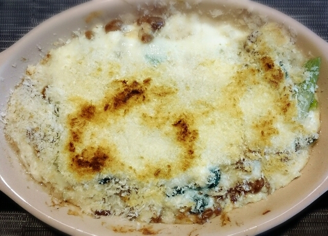 耐熱皿で作ったほうれん草たっぷり豆腐納豆グラタン