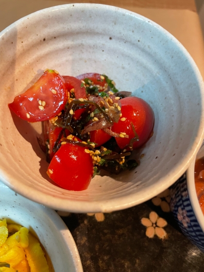 レンジで簡単♡ごま油香る♡春菊とトマトのサラダ