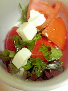 トマト、大葉、チーズのサラダ