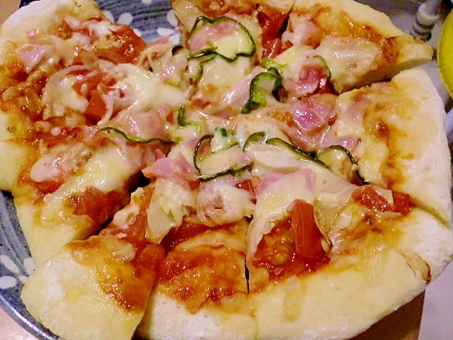 手作り生地で　トマト・ベーコン・ピーマンのピザ
