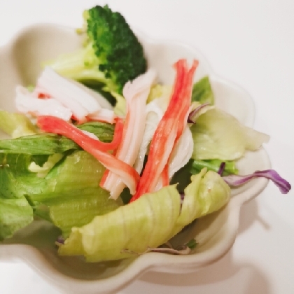 カニカマとわかめとブロッコリーの簡単レタスサラダ