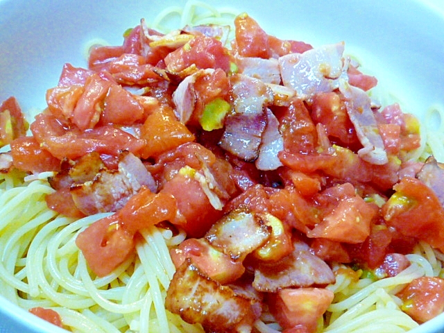 カリカリベーコンとトマトの冷たいスパゲティ