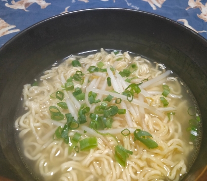 インスタントで☆ニンニクもやしの塩ラーメン