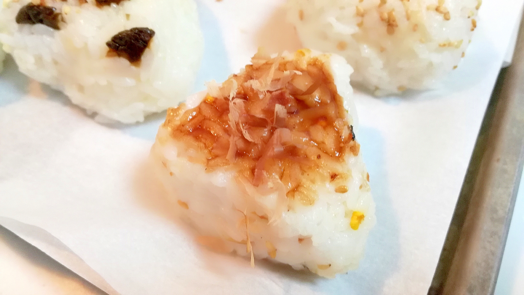 小魚ふりかけとおかかソースの焼きおにぎり