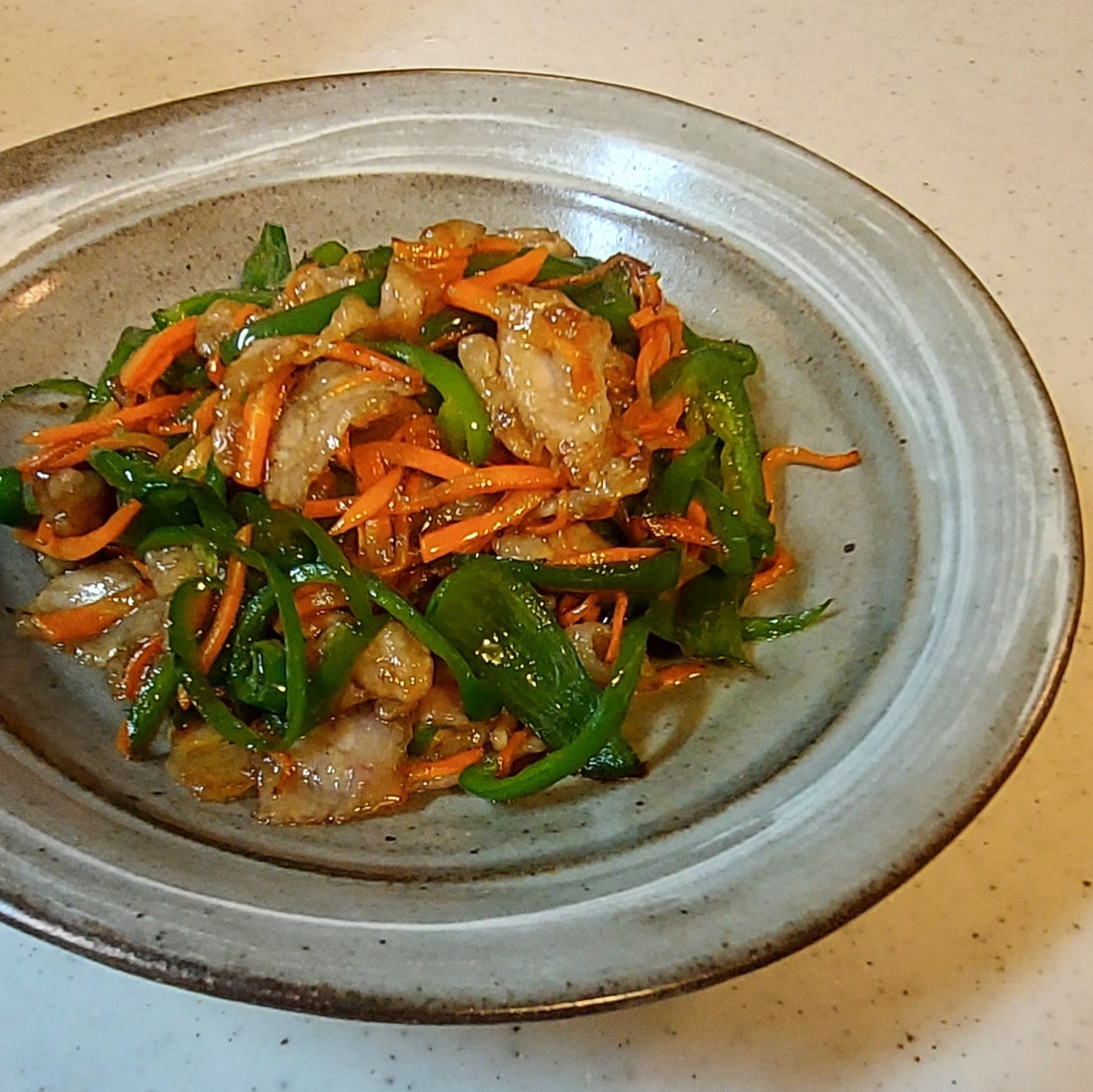 豚ばら肉とピーマン・にんじんの旨辛炒め