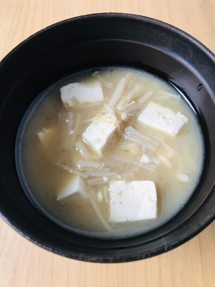 寒い時期に短時間で作れて、体が温まるお味噌汁は良いですね。
えのきの食感と豆腐との組み合わせがよくて美味しかったです。
