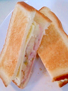 ハム・チーズとポテトのサンドイッチ