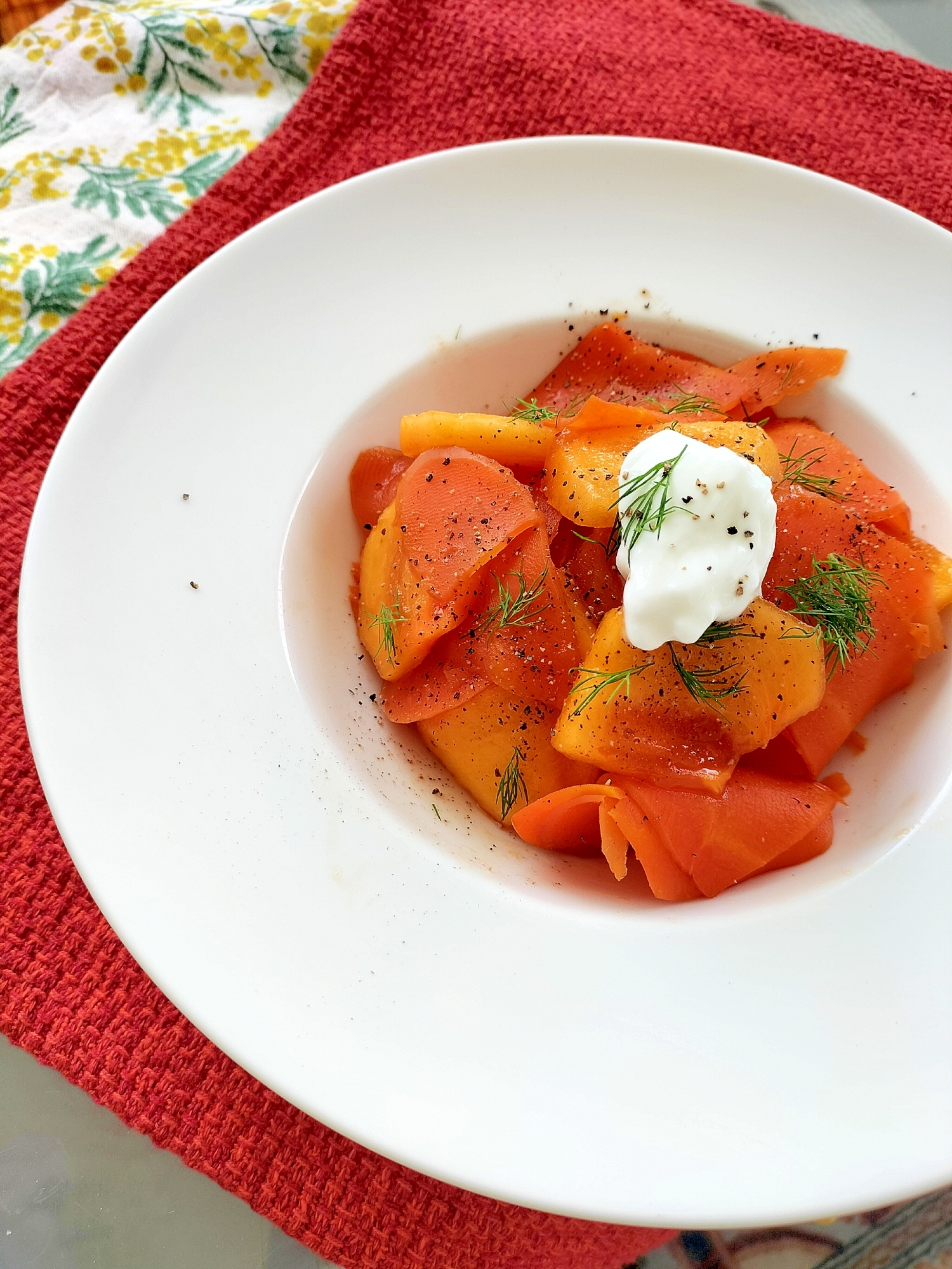 秋色サラダ♪柿と人参のお浸し風♪
