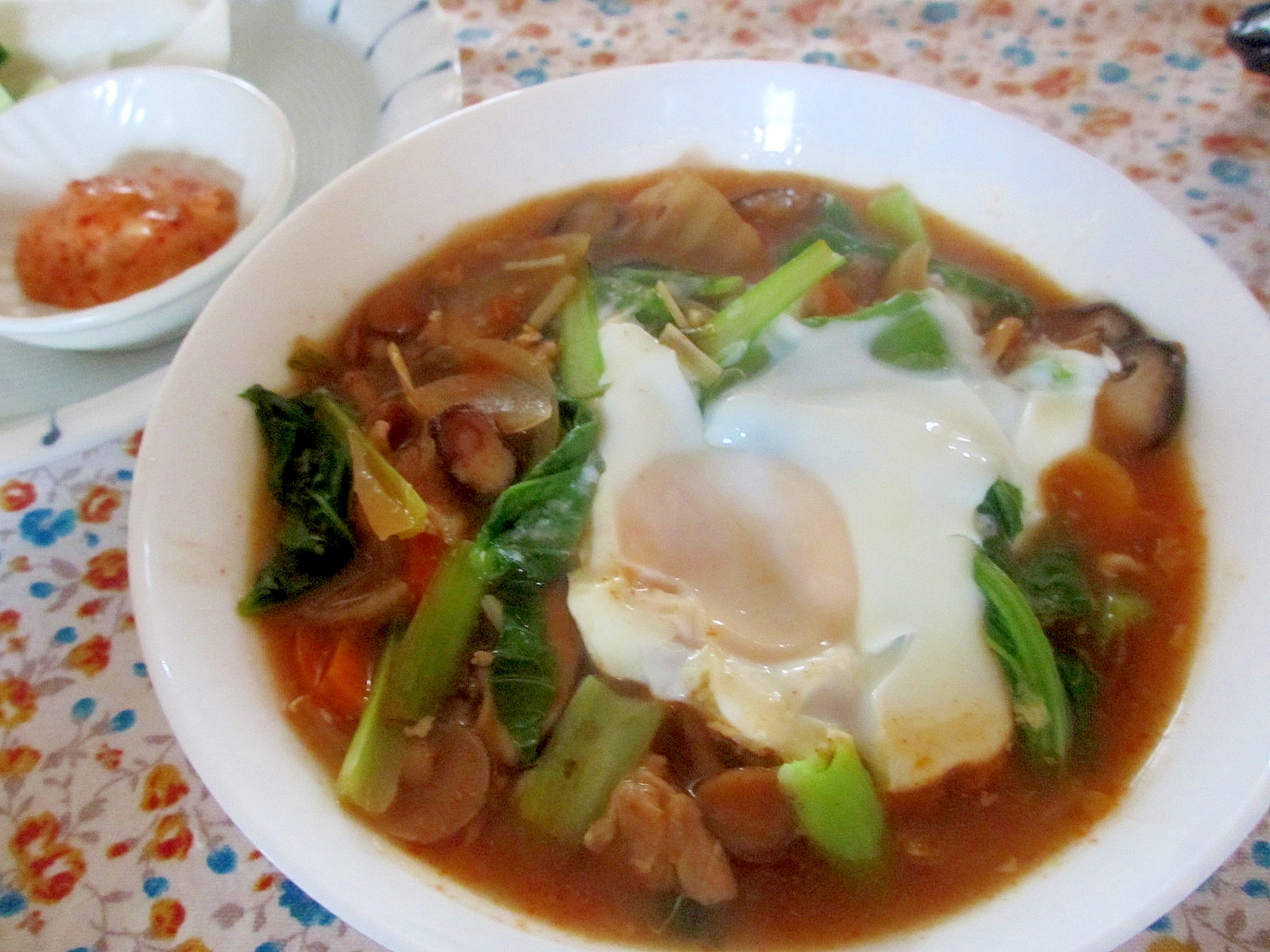 卵と小松菜、きのこの納豆チゲスープ
