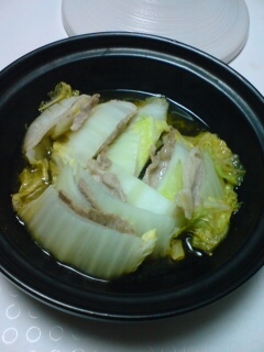 タジン鍋で作るキムチ味の白菜と豚肉蒸し