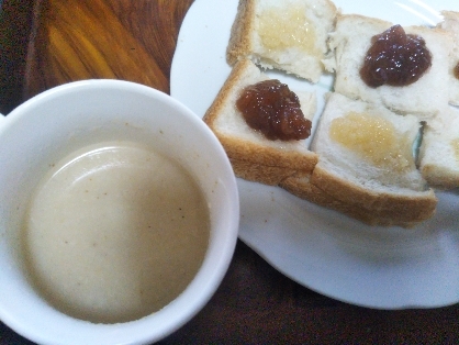 3食トーストとヨーグルトと蜂蜜コーヒーの朝食