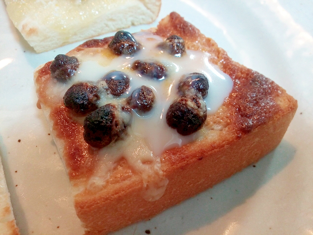 ピーナツクリームと麦チョコとチーズのミニトースト