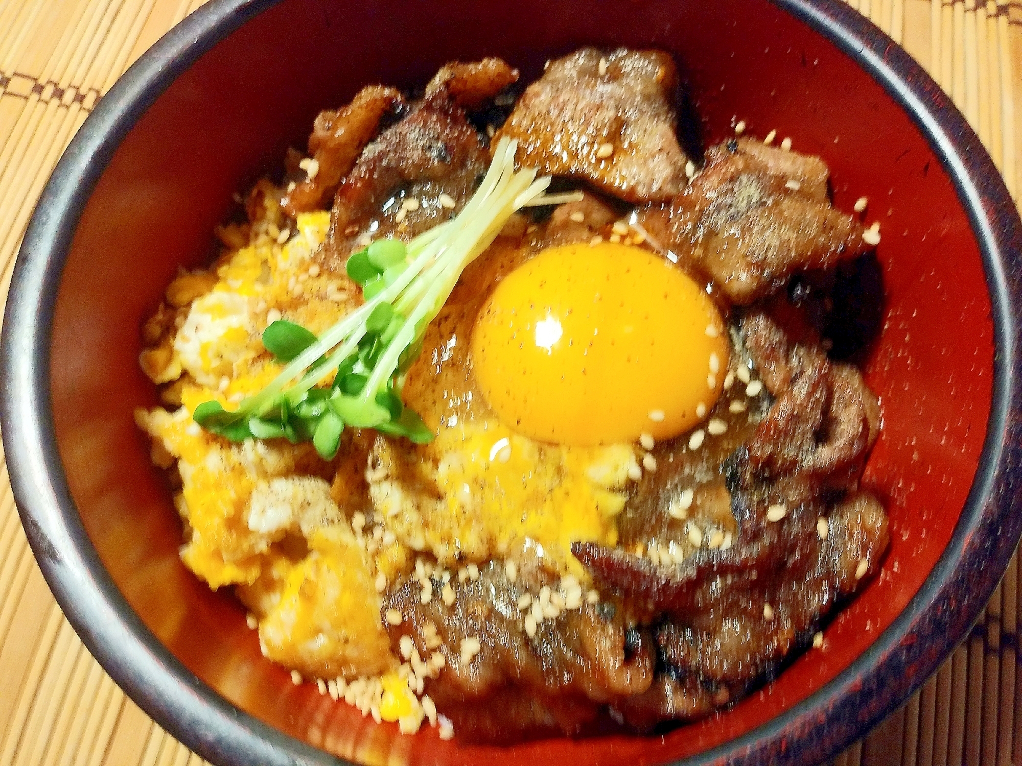 クミンとゴマ油が香る！ふわたま炒めの焼肉丼