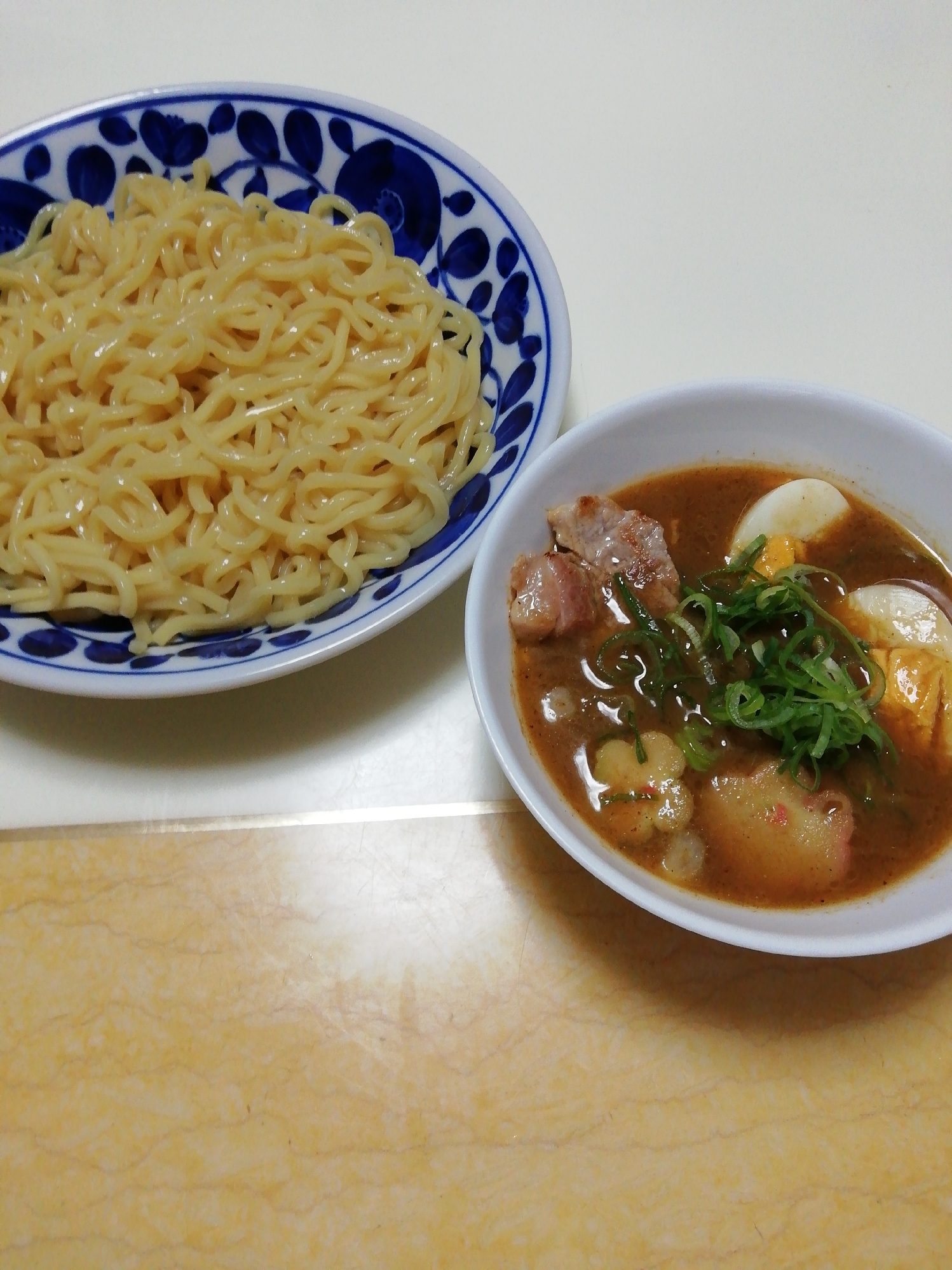 極太つけ麺の濃厚魚介醤油たれ