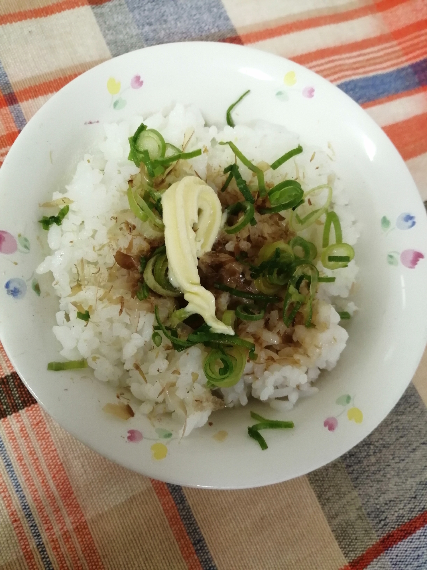 鰹節とネギとチューブでバター1/3つゆご飯