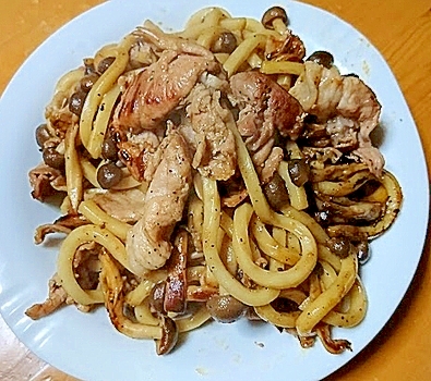 豚肉としめじのペーパーソース焼きうどん