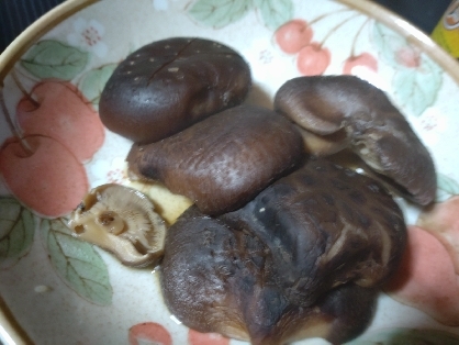 冷凍庫の底から乾燥椎茸を発掘したので作ってみました。
甘めの美味しい味付けでした。ごちそうさまでした(^^)