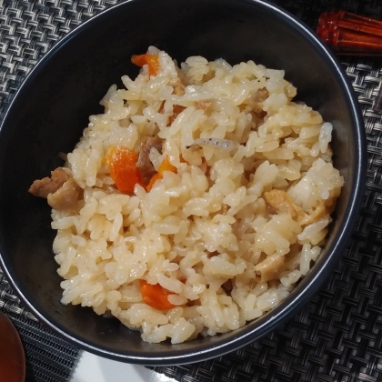 鶏ももと舞茸とにんじんの　炊き込みご飯