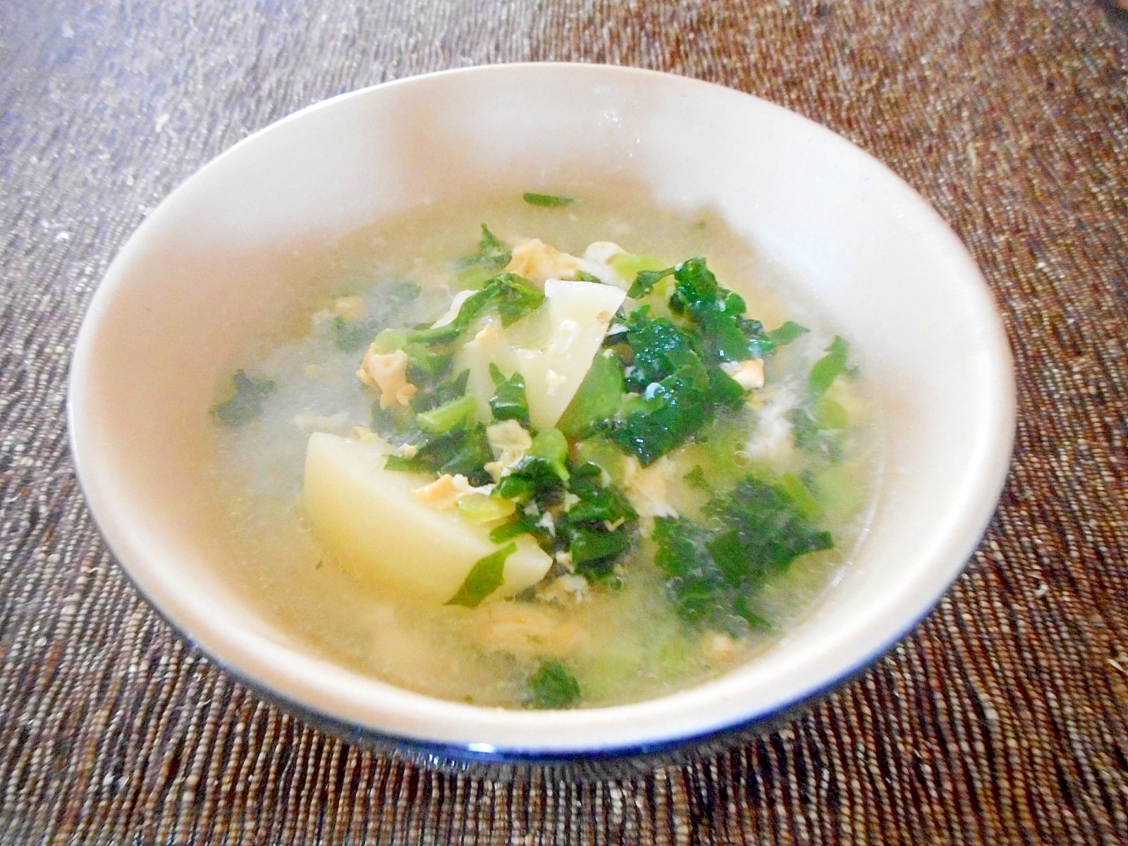 ジャガイモと大根葉の和風卵スープ