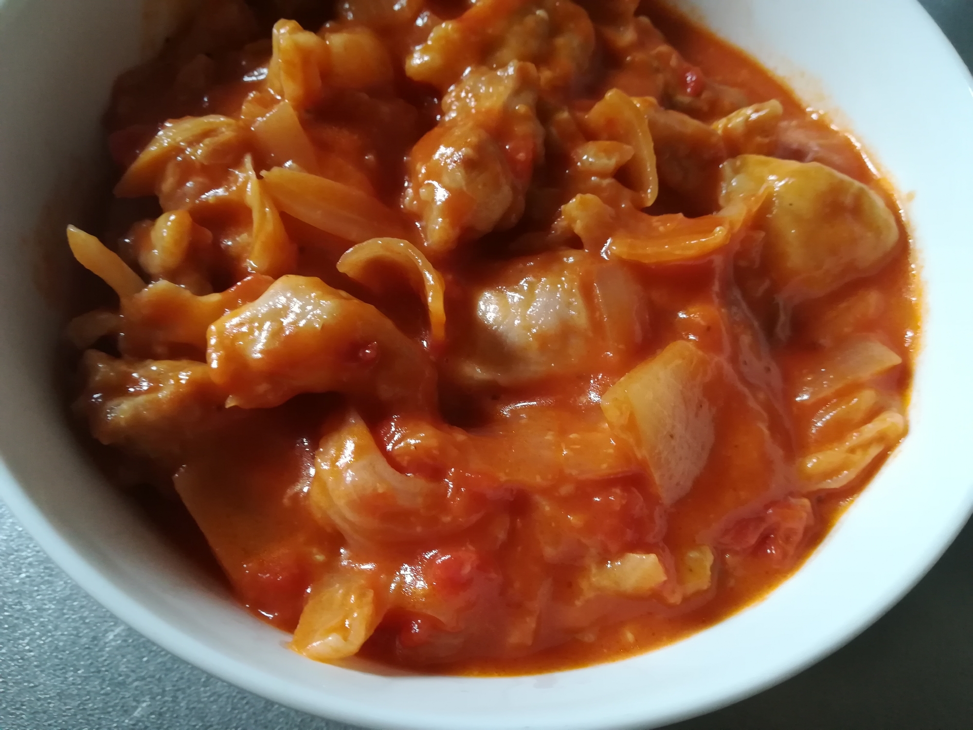 東のまるごと鍋！キャベツと玉ねぎと鶏肉のトマト煮