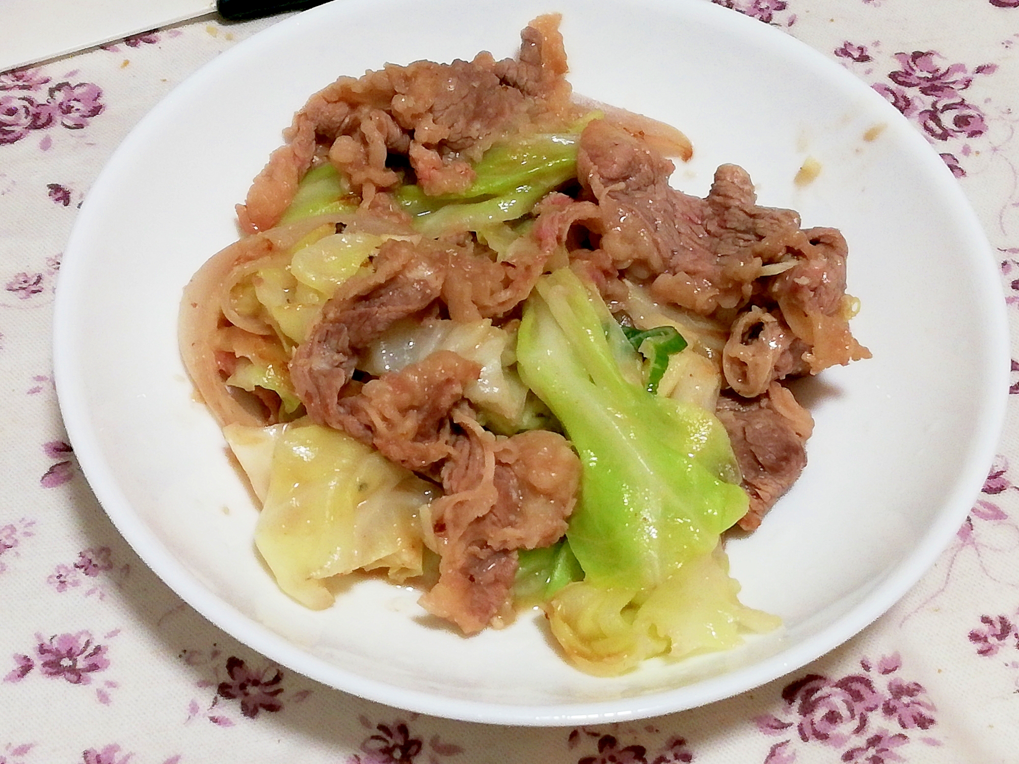 切り落とし肉で簡単節約！キャベツと玉ねぎの塩炒め